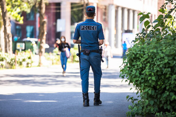 Fototapeta na wymiar policeman in street