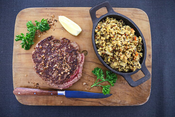 steak haché de boeuf cuit et quinoa