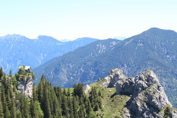 Berg Panorama mit Bäumen und Bergen