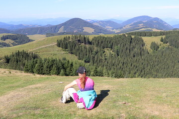 Fototapeta Dziewczyna wypoczywająca w górach obraz