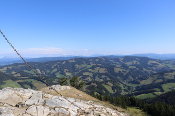 Widok na doliny ze szczytu górskiego