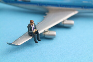 kleines Flugzeugmodell mit eine Figur eines Gesch&auml;ftsmannes 