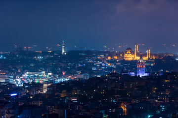 Fototapeta premium Galata Tower and Suleymaniye Mosque at night in Istanbul, Turkey.