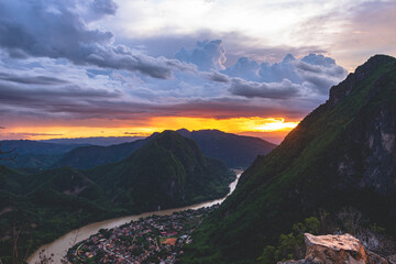 Obraz premium stunning sunset over the mountains