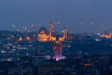 Fototapeta premium Galata Tower and Suleymaniye Mosque at night in Istanbul, Turkey.