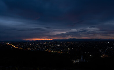 Obraz premium Evening city Hat Yai from Khao Kho Hong view Hat Yai, Songkhla. The twilight sky in sunset city top view