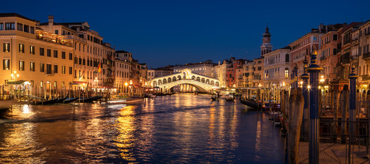 Obraz premium Rialto bridge in Venice in the evening