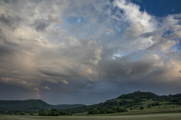 Dichte Wolken über dem Land