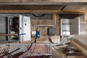 Electrical industrial installatons with high voltage outlets