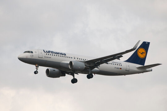 Lufthansa Airbus A-320 landing at Heathrow airport