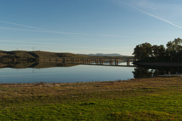 Barrage d'Orellana en Extremadure en Espagne et sa retenue d'eau près du village de La Casa de Don Pedro magnifiques reflets du pont dans l'eau de la retenue