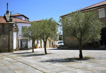 Fototapeta premium Lateral de la La Iglesia de Santa María de los Ángeles (Santa Maria dos Anjos). Iglesia románica del siglo XIII y situada dentro del casco antiguo de la fortaleza de Valença do Minho en Portugal.