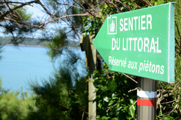 Panneau indiquant un sentier sur le littoral