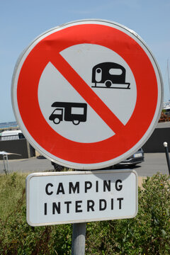 Panneau de signalisation interdisant l'acc&egrave;s aux caravanes et aux camping cars