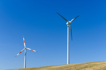 Windräder vor blauen Himmel