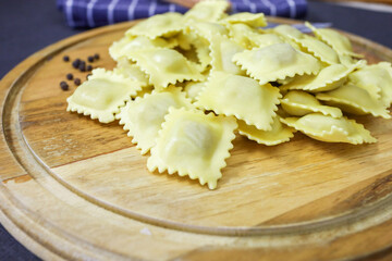 raviolis frais cru sur une planche à découper