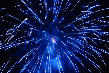 Obraz premium Sparkling fireworks display against the night sky. abstract background for celebration merry christmas, birthdays, Victory Day, independence, holidays, celebration, party, festival, new year concept