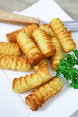 croquettes de pommes de terre dans une assiette