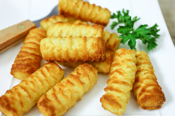 croquettes de pommes de terre dans une assiette