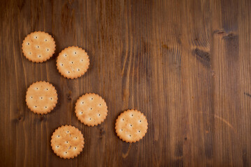 round cookie crackers lie on a wooden board. Top view
