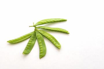 Many peas are placed on a white background. The appearance is fresh green and is tasty.