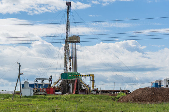 overhaul of the well with oil. Maintenance of oil pumps in Russia