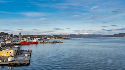 Naklejka premium Kreuzfahrtschiff im Hafen von Tromsö, Finnmark, Norwegen