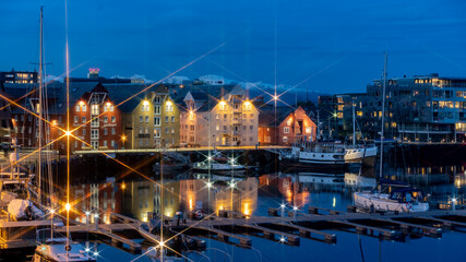 Fototapeta premium Alte Kontorhäuser in Tromsö Hafen zur Blauen Stunde, Finnmark, Norwegen