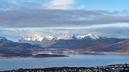Blick auf die Berge auf der nördlichen Insel Kvaloya, Finnmark, Norwegen