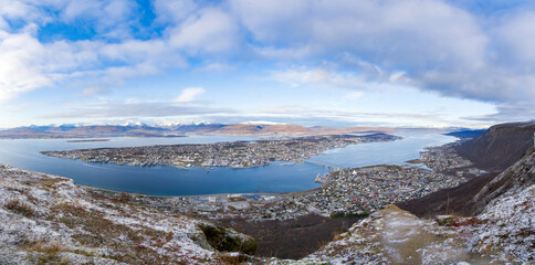 Blick auf die Insel Tromsoya mit der Stadt Tromsö, Finnmark, Norwegen