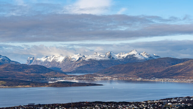 Blick auf die Berge auf der n&ouml;rdlichen Insel Kvaloya, Finnmark, Norwegen