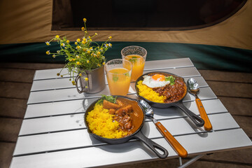 キャンプでカレー　Curry rice made in frying pan to outdoor