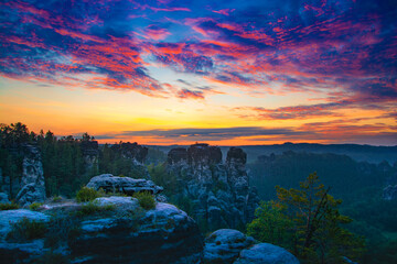 Fototapeta premium Elbsandsteingebirge bei Sonnenaufgang