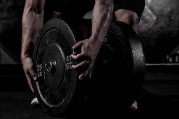Fototapeta na wymiar young man lifting weights