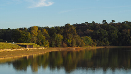 Grand lac dans les Landes, photographié pendant le coucher de soleil