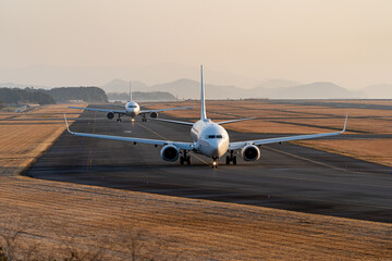 誘導路を走行する航空機