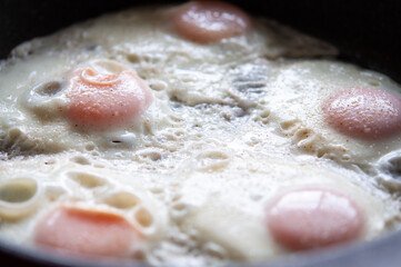 フライパンの中の目玉焼き サニーサイドアップ クロースアップ 