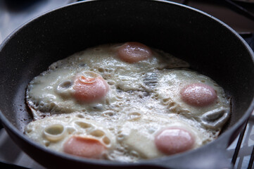 フライパンの中の目玉焼き サニーサイドアップ クロースアップ 