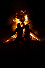 Fototapeta na wymiar two friends in front of a giant fire