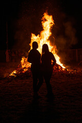 Fototapeta premium Young couple in front of a giant fire
