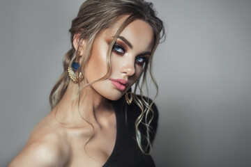 Beauty shooting with brunete model. Editorial studio gray bakground