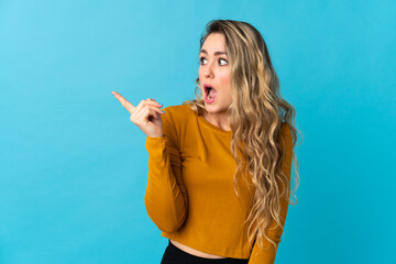 Fototapeta premium Young Brazilian woman isolated on blue background intending to realizes the solution while lifting a finger up
