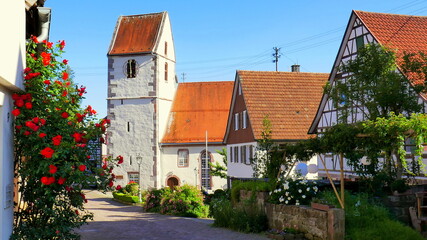 Fototapeta na wymiar idyllischer Schwarzwaldort Zavelstein mit Kirche, Fachwerkhaus und roten Rosen