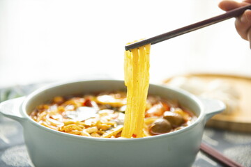 Pick up a bowl of spicy potato powder with a pair of chopsticks