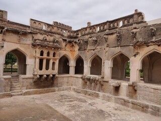 Obraz premium old stone , carvings , pillars , hampi tourism