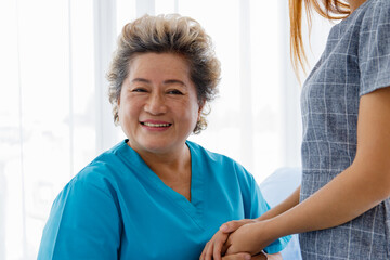 Obraz premium Asian family visit an elderly in a hospital