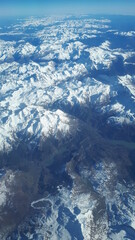 Fototapeta na wymiar ośnieżone góry w słońcu. widoki z samolotu.