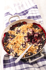 berries fruits crumble in pan