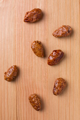 Amêndoas caramelizadas espalhadas vista de topo

