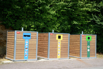 Bacs de recyclage dans un village de Bretagne